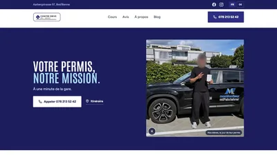 Startseite der Website Chniter Drive: &bdquo;Votre permis, notre mission.&ldquo; auf Nachtblau, neben dem Foto eines Fahrsch&uuml;lers vor dem Fahrschulauto.