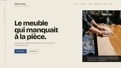 Page d&rsquo;accueil de la d&eacute;mo Atelier Vaudray&nbsp;: &laquo;&nbsp;Le meuble qui manquait &agrave; la pi&egrave;ce.&nbsp;&raquo; et un plateau de ch&ecirc;ne qu&rsquo;on huile.